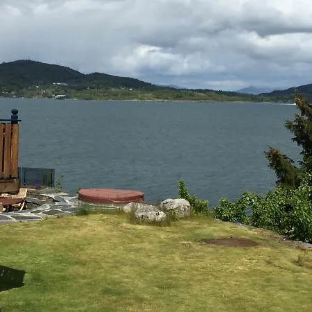 By The Fjord Lodge *